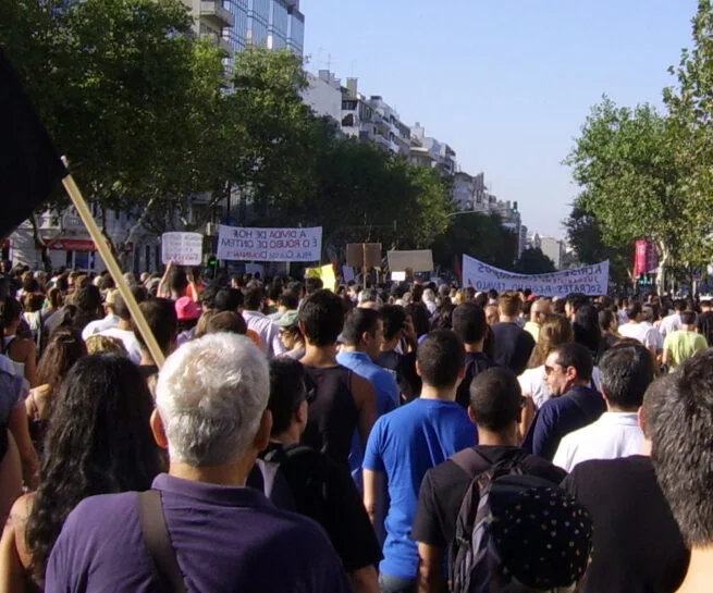 Austeridade Democracia e Autoritarismo - Público